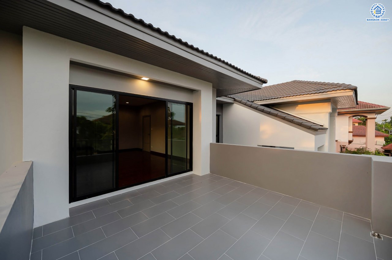 บ้านมือสองตกแต่งใหม่ โครงการ พฤกษ์ภิรมย์รีเจนท์ ปิ่นเกล้า บนสังคมคุณภาพจากแบรนด์ Q.House หลังใหญ่กว่า 113.4 ตร.ว. ดีไซน์ทันสมัยฟังก์ชัน 5 ห้องนอน (ห้องนอนชั้นล่าง 1 ห้อง) 5 ห้องน้ำ 1 ห้องแม่บ้าน จอดรถได้ 3 คัน บนที่สุดแห่งทำเลศักยภาพ หน้าโครงการติดถ.กาญจนาภิเษก เชื่อมต่อทุกการเดินทาง ใกล้จุดขึ้นทางด่วน "ศรีรัช" และรถไฟฟ้าสายสีม่วง "สถานีตลาดบางใหญ่"